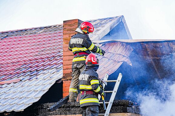 A lakók kórházban, az otthonuk szinte teljesen odalett a tűzvészben