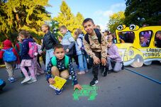Visszatértek a Lábbuszok: gyerekek százai indultak gyalog iskolába Háromszéken