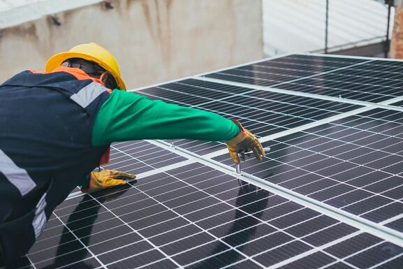 Támogatják a közintézményeket, hogy napenergiával csökkentsék a költségeiket