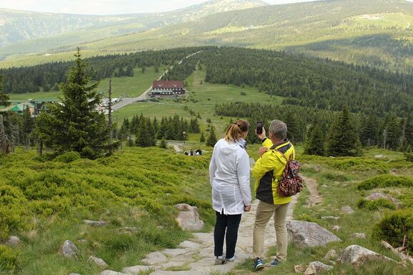 Mélyrepülésben a hazai turizmus: csökkenő bevételek és kevesebb vendég