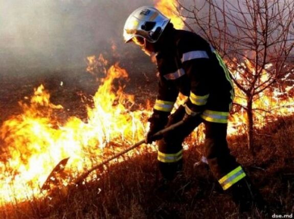 Több mint tízezer vegetációtűzhöz riasztották idén a tűzoltókat Romániában