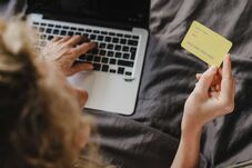 Talált bankkártyával vásároltak online – Őrizetbe vettek két nőt