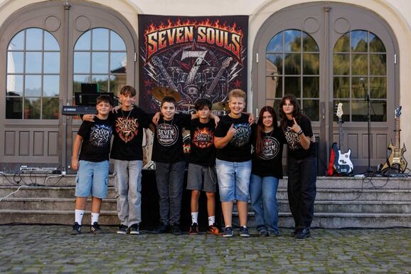 Sikeres karitatív akciót szervezett egy nagyenyedi diákokból álló rockzenekar
