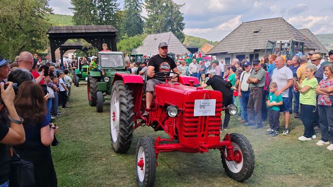 Rekordot döntött a csernátoni BuRRogtató: közel száz veterán traktor dübörgött (VIDEÓ)