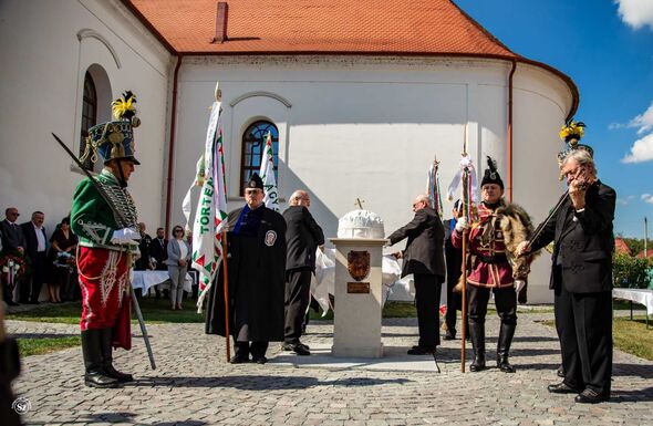 Kettős ünnep Kémeren: felavatták a Szent Korona emlékhelyét és a megújult iskolát