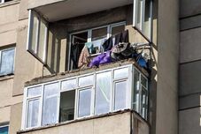 Ráesett a hetedik emeleti erkély egy része a parkoló autóra (VIDEÓ) 