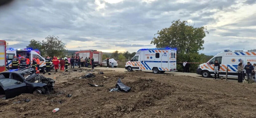 Tragédia: hárman haltak meg, köztük egy kislány, miután teherautóval ütközött az autó