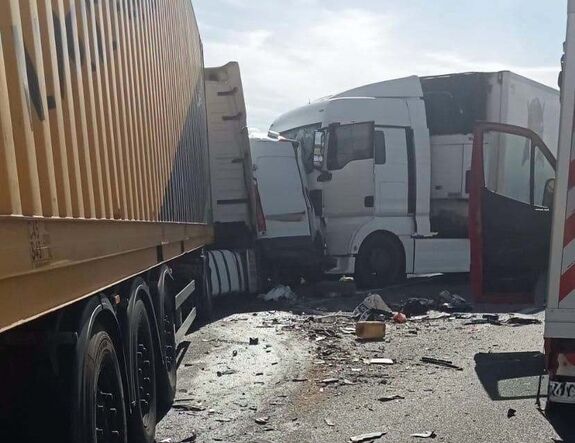 Két teherautó és egy mikrobusz ütközött – Két nő életét vesztette