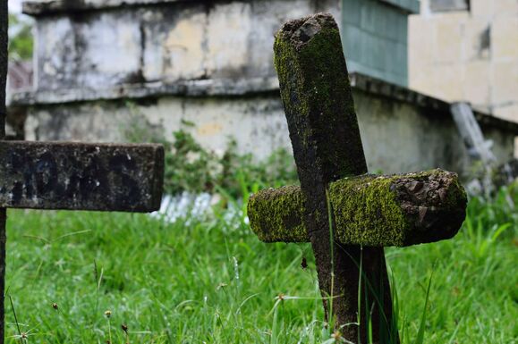 Újabb zsákok találtak emberi maradványokkal a temetőben