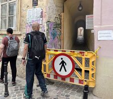 Felújítják az ország legkeskenyebb utcáját – Még tavaly novemberben zárták le