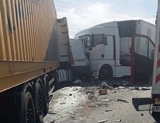 Két teherautó és egy mikrobusz ütközött – Két nő életét vesztette
