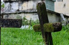 Újabb zsákok találtak emberi maradványokkal a temetőben