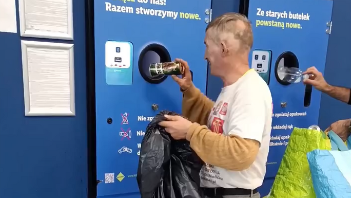 Tíz órán át pakolta az automatába: több mint 11 ezer palackot váltott vissza egy férfi