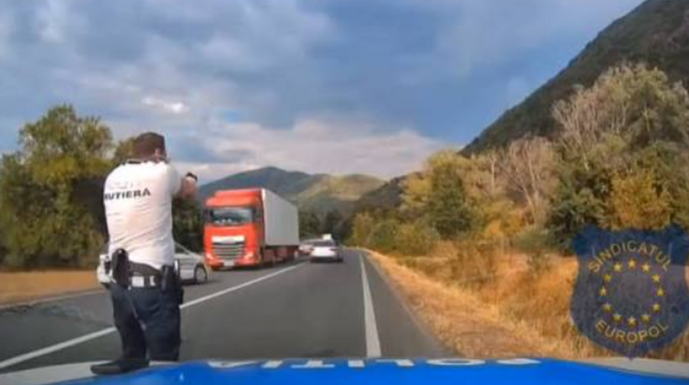 Filmbe illő autós üldözés: tüzet nyitottak a rendőrök (VIDEÓ)
