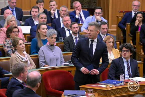 Magyar Péter mentelmi jogát is felfüggesztette a parlament
