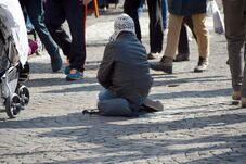 Mágnesként vonzza a kéregetőket Kolozsvár  – Súlyos fogyatékosságot színlelve csapják be a járókelőket (VIDEÓ) 