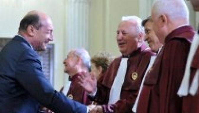 Alkotmánybíróság: referendum 7-től 23 óráig