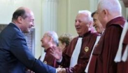 Alkotmánybíróság: referendum 7-től 23 óráig