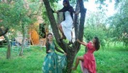 Káposzta- és eperruha kosztümök a Csűrszínházban