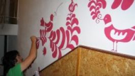 Gyülekeznek a mesefigurák a Hargita megyei óvodák falán