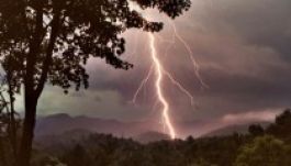 Záporok, viharok és jégeső várható