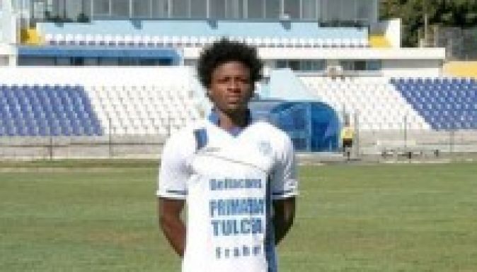 Román pályán halt meg a 21 éves nigériai csatár