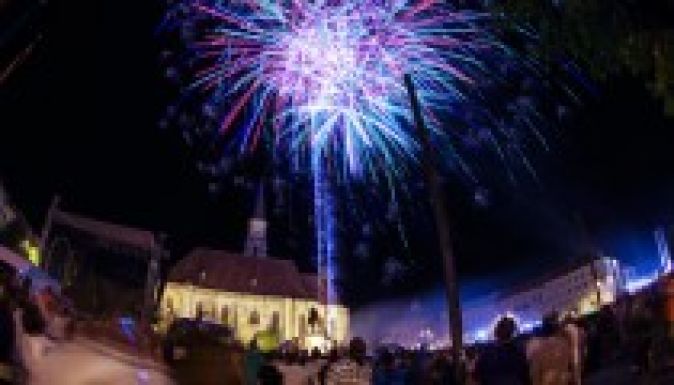 Fekete seregnyi tömeg Mátyás király előtt