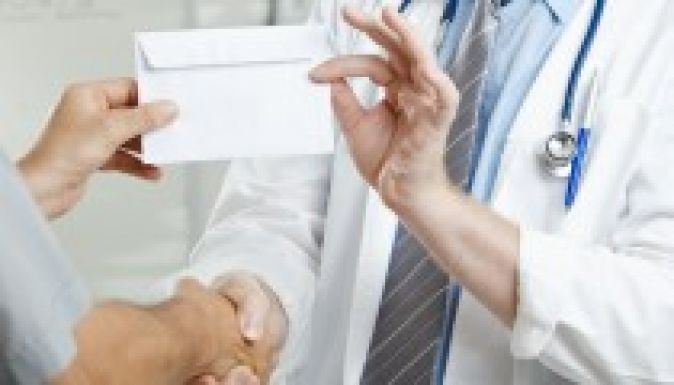 Letartóztattak egy kenőpénzt elfogadó orvost