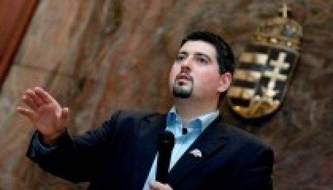 Szegedi Csanád zsidó szabadegyetemre jár