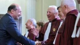 Băsescu leváltása: haladékot kért az alkotmánybíróság