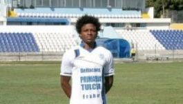 Román pályán halt meg a 21 éves nigériai csatár