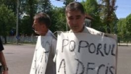 A Cotroceni-palota előtt tiltakozik Ioan Ghişe szenátor