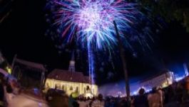 Fekete seregnyi tömeg Mátyás király előtt