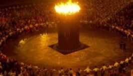 Pompás fényűzést követően oltják ki az olimpiai lángot