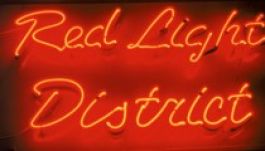 Piroslámpás házakat akar Nápoly polgármestere - az érsek nem ért egyet