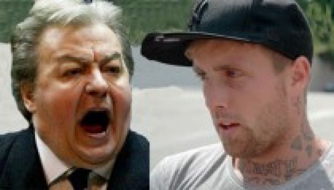 CV Tudor: Vass Ádám ragassza le a nyakán levő magyar címert