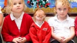 A világ legapróbb ötévese beült az iskolapadba