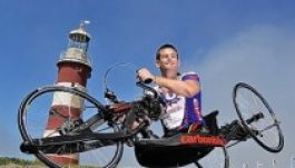 Fél karral körbetriciklizi Nagy-Britanniát