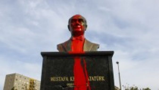 Vörös festékkel öntötték le a kispesti Atatürk-szobrot