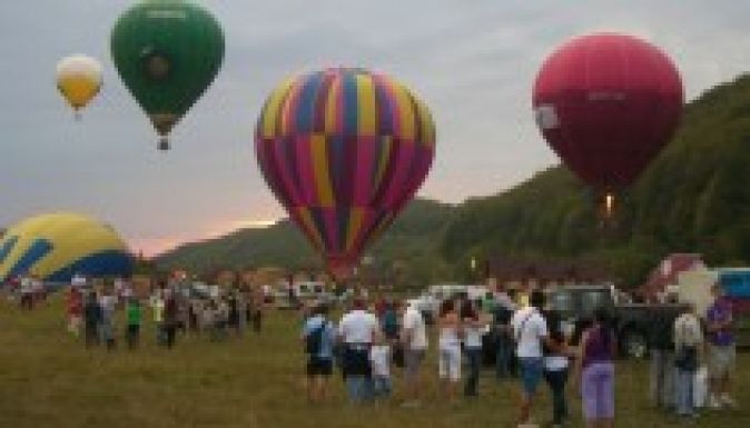 Hőlégballonok vették birtokba Vármező egét