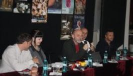 Őrült fizikusok a kolozsvári színpadon: elgondolkodtatnak és nevettetnek