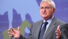 Korrupciós vádak miatt lemondott az egészségügyi biztos