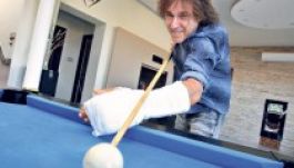 Gipszben az Irigy Hónaljmirigy gitáros kisujja