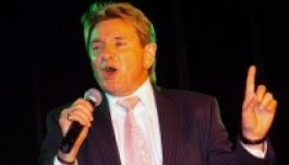 Elhunyt Komár László