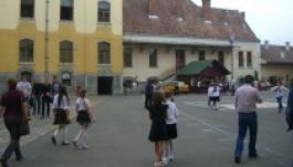 Kaszárnyákká változnak a romániai iskolák?