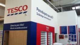 Kétnyelvű feliratokat helyezett el révkomáromi üzletében a Tesco