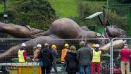 Bronzba öntött látványos várandósság