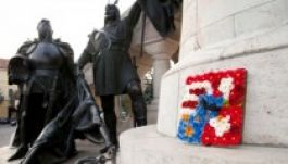 Ajándék a Mátyás-szobor születésnapján