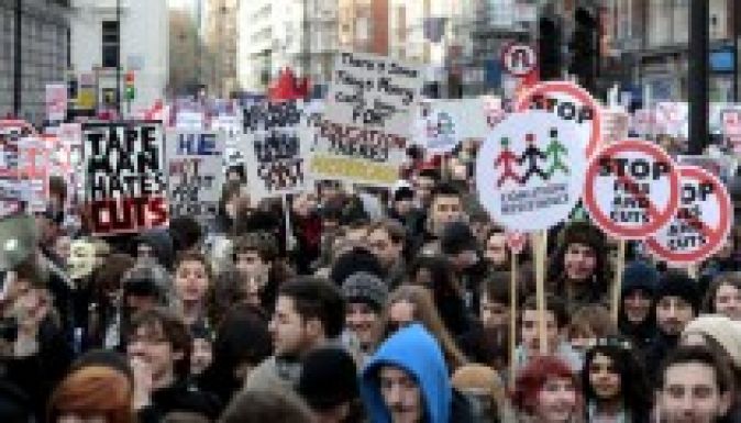 Többezres diáktüntetés Londonban a felsőoktatási költségek ellen