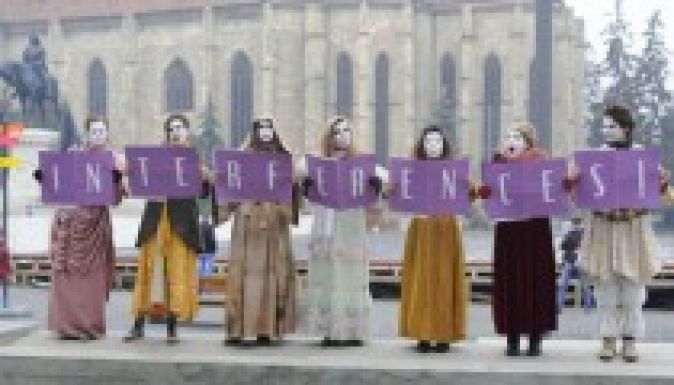 Hang-installációval és bábjátékkal kezdődik az Interferenciák